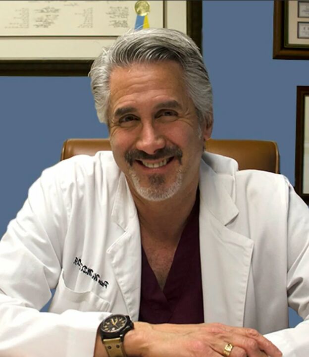 Médico flebologista Carlos